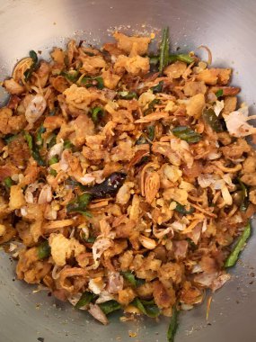 Sebze ve baharatlı kızarmış cips.