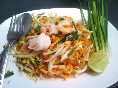Tayland baharatlı kızarmış karides ve sebze, Pad Thai