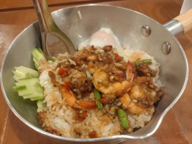 Lezzetli Asya yemekleri, acılı karides kızartması ve sıcak pilav.