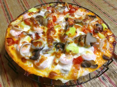 Peynirli ve domatesli pizza.