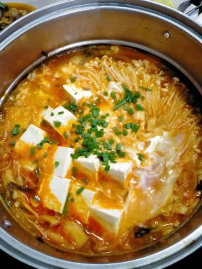 Baharatlı mantar çorbasını kapat. 