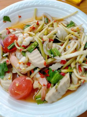 Sebzeli kızarmış deniz ürünleri..