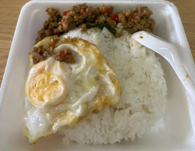 Tayland mutfağı, kızarmış domuz pirinçli ve pirinçli fesleğen.