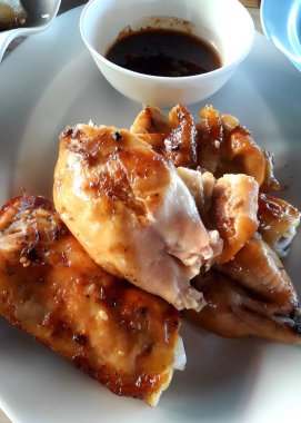 Beyaz çanak üzerinde ızgara tavuk kadar yakın