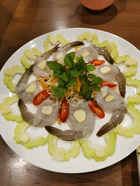 Vue Rapprochée Délicieux Plats Asiatiques Crevettes Sodas Avec Sauce Aux — Photo