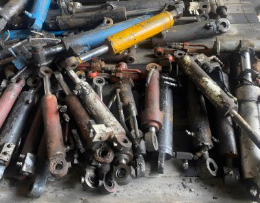 Metal ve cıvata yığınıyla eski paslı araba, yakın plan.