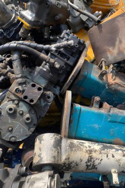 Eski paslı araba motoru