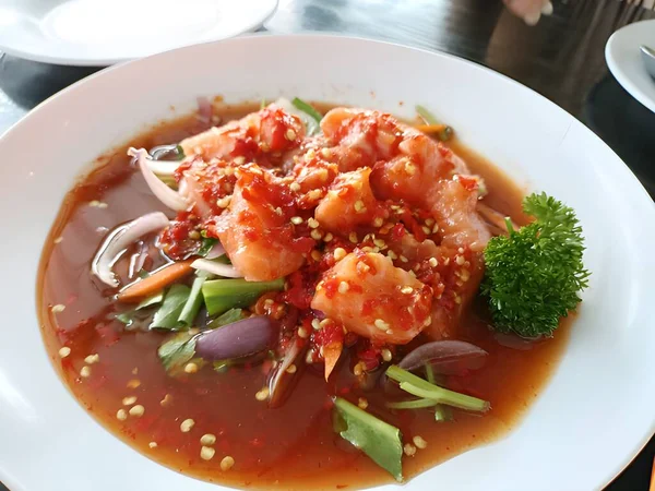 Vue Rapprochée Délicieux Plats Asiatiques Salade Saumon Épicée — Photo