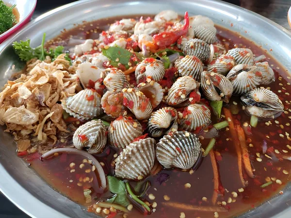 魚のいる皿の上の魚介類 食べ物だ カクテル煮サラダ — ストック写真