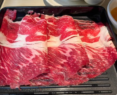 Sukiyaki ve Shabu ya da Yakiniku 'ya servis edilen mermer dokulu taze et.