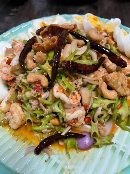 Salad Seafood Pedas Dengan Sayuran Dan Cumi Cumi — Stok Foto
