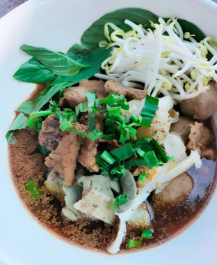 Tayland yemeği tarzı, baharatlı domuz çorbası, tavuk ve sebzeli.