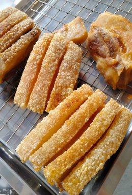 Tabakta kızarmış domuz eti.