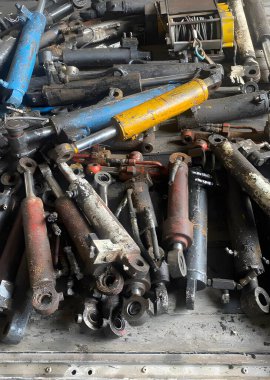 Metal boru ve bir yığın su.