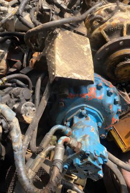 Eski paslı araba motoru