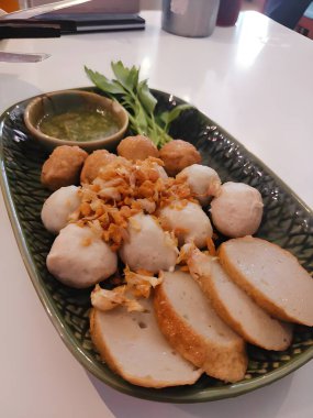 Tavada kızarmış balık köftesi. Tayland mutfağı..