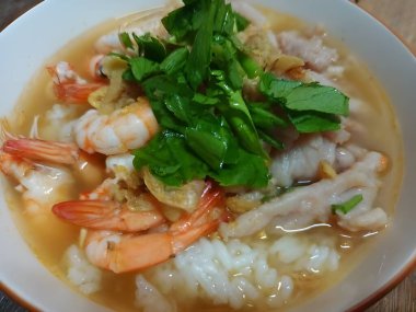 Tayland yemeklerini kapat, karidesli pirinç lapası.