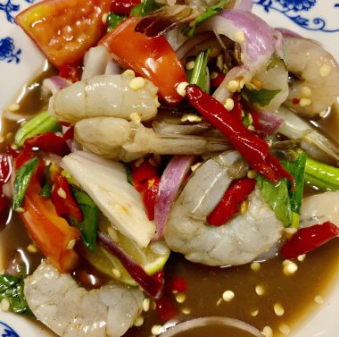 Lezzetli Asya yemekleri, baharatlı deniz ürünleri salatası.