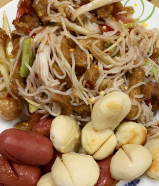 Kızarmış sosis ve köfteli gevrek domuz salatası.