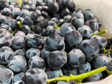 Pazarda taze üzümler