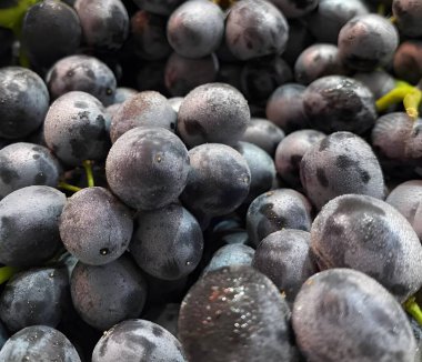 Pazarda taze üzümler