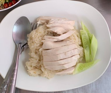 Lezzetli Asya mutfağının yakın görüntüsü, üzerine tavuk buğulanmış pirinç.