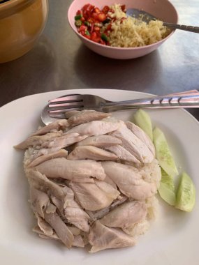 Lezzetli Asya mutfağının yakın görüntüsü, üzerine tavuk buğulanmış pirinç.