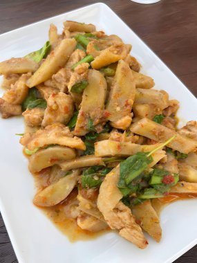 Baharatlı tavuk ve sebze.