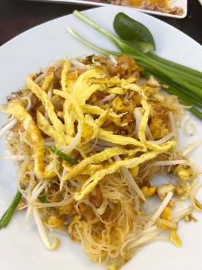 Çin usulü kızarmış yumurta, domuz eti ve kuru erişte.