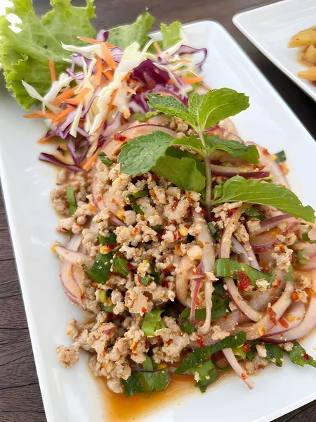 Close Spicy Minced Pork Salad — стоковое фото