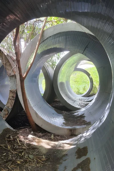 Chiudere Tubo Cemento Abbandonato Nel Parco Campagna — Foto Stock