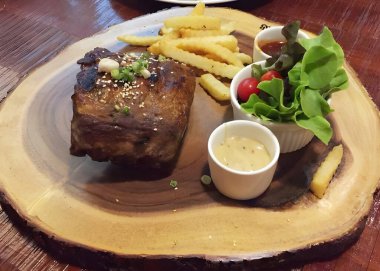 Salata ve patatesli ızgara biftek.