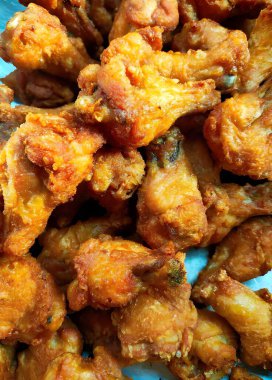 Beyaz tabakta kızarmış tavuk.