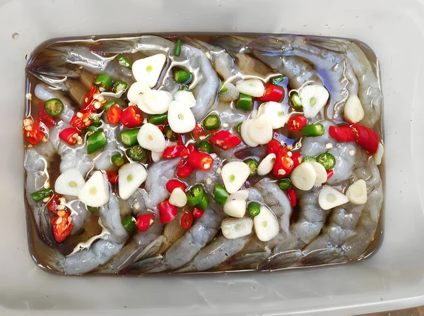 Fischsalat Mit Gemüse Und Kräutersoße — Stockfoto