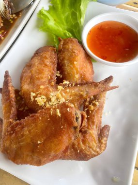 Sos ve ketçaplı kızarmış tavuk kanadı.