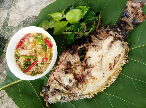 Крупним Планом Вид Смачну Азіатську Їжу Риба Грилі Соусом — стокове фото