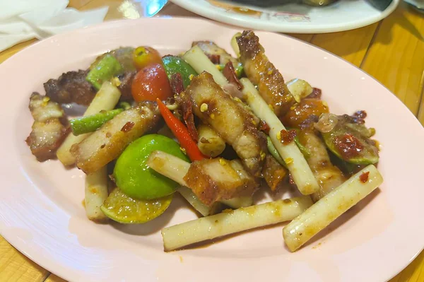 细看美味的亚洲菜 用荷花茎煎脆猪肉 — 图库照片
