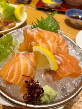 Limonlu ve salatalı somon balığı.