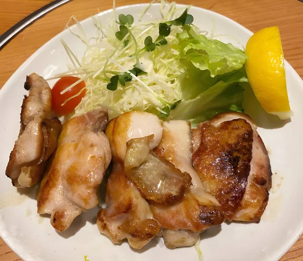 Chicken Wings Mit Gemüse Und Soße — Stockfoto