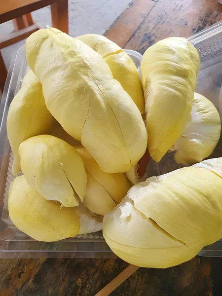 新鮮な熟した黄色とデュリアンをボウルに入れ — ストック写真
