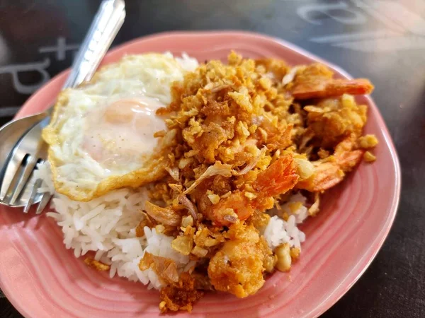 炒鸡配米饭和鸡蛋 — 图库照片