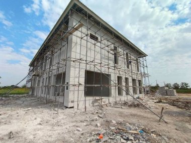 Bir evin ortasındaki inşaat alanında. beton.