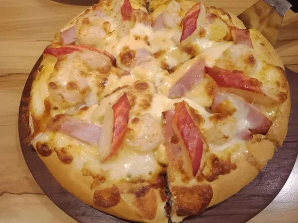 Pizza Com Presunto Queijo Salsicha — Fotografia de Stock