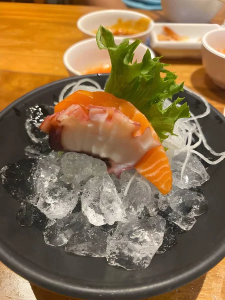 Japon Yemek Tarzı Buzda Taze Somon — Stok fotoğraf