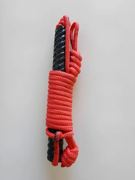 黒い背景の赤いロープ — ストック写真