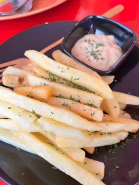 Lezzetli Asya yemekleri ve domates cipslerine yakından bakın.