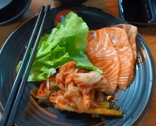 Menutup Salmon Dengan Sayuran Pedas — Stok Foto