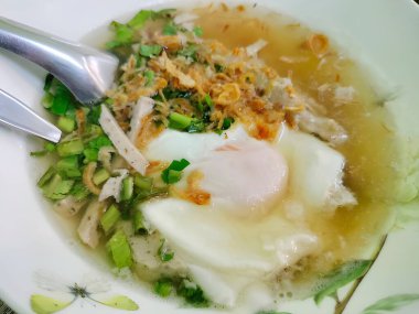 Lezzetli Asya yemeği ve yumurta çorbası manzarası.