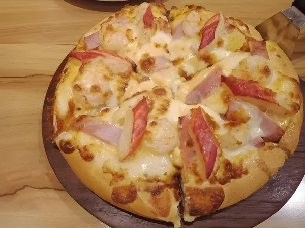 Pizza Com Presunto Salame Vista Superior Com Espaço Cópia — Fotografia de Stock