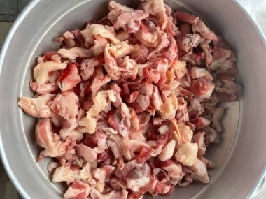 Tencerede çiğ tavuk eti